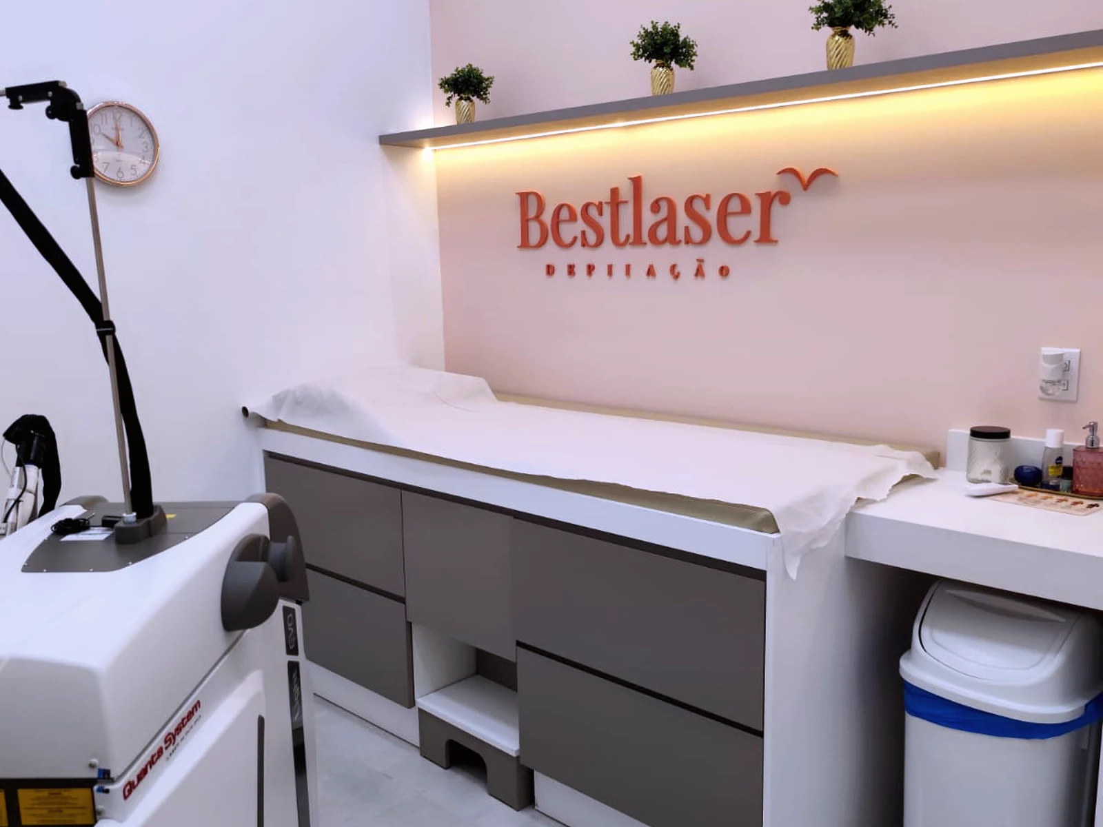 Sala real de atendimento da Bestlaser, com maca e bancada.